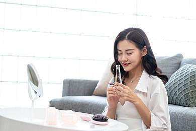 把头抬起来看镜子里的你,镜中世界，心灵探险之旅