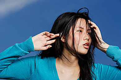 男女打扑克吻全身捏胸,娱乐场所扑克游戏现不雅行为，道德底线引关注