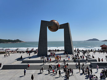 纲手温泉滛乱h,温泉景区惊现不雅事件，游客安全引关注-4