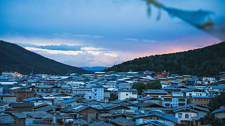 孽欲福林初试云雨情,深夜公园惊魂：年轻情侣的禁忌之恋引发社会恐慌-1