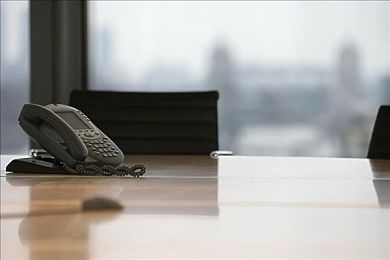 儿子耕种母亲的田地的寓意：年轻人返乡耕种,创新农业带动乡村经济振兴