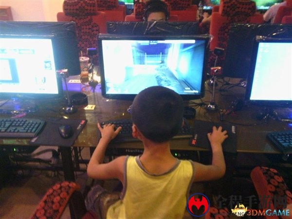 男孩为玩LOL潜入办公楼 40小时不吃不喝