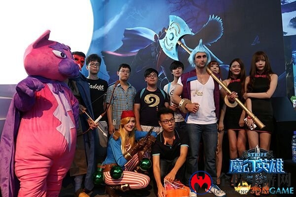 玩家与魔幻英雄合影