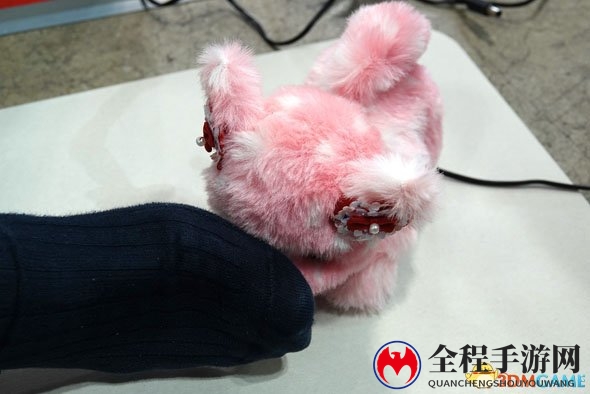 过劳自杀闻臭晕倒后空翻 2017年话题机器人趣闻录